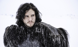 Fils bâtard d'Eddard Stark, Jon Snow rejoint la garde de nuit au tout début de la saison 1.